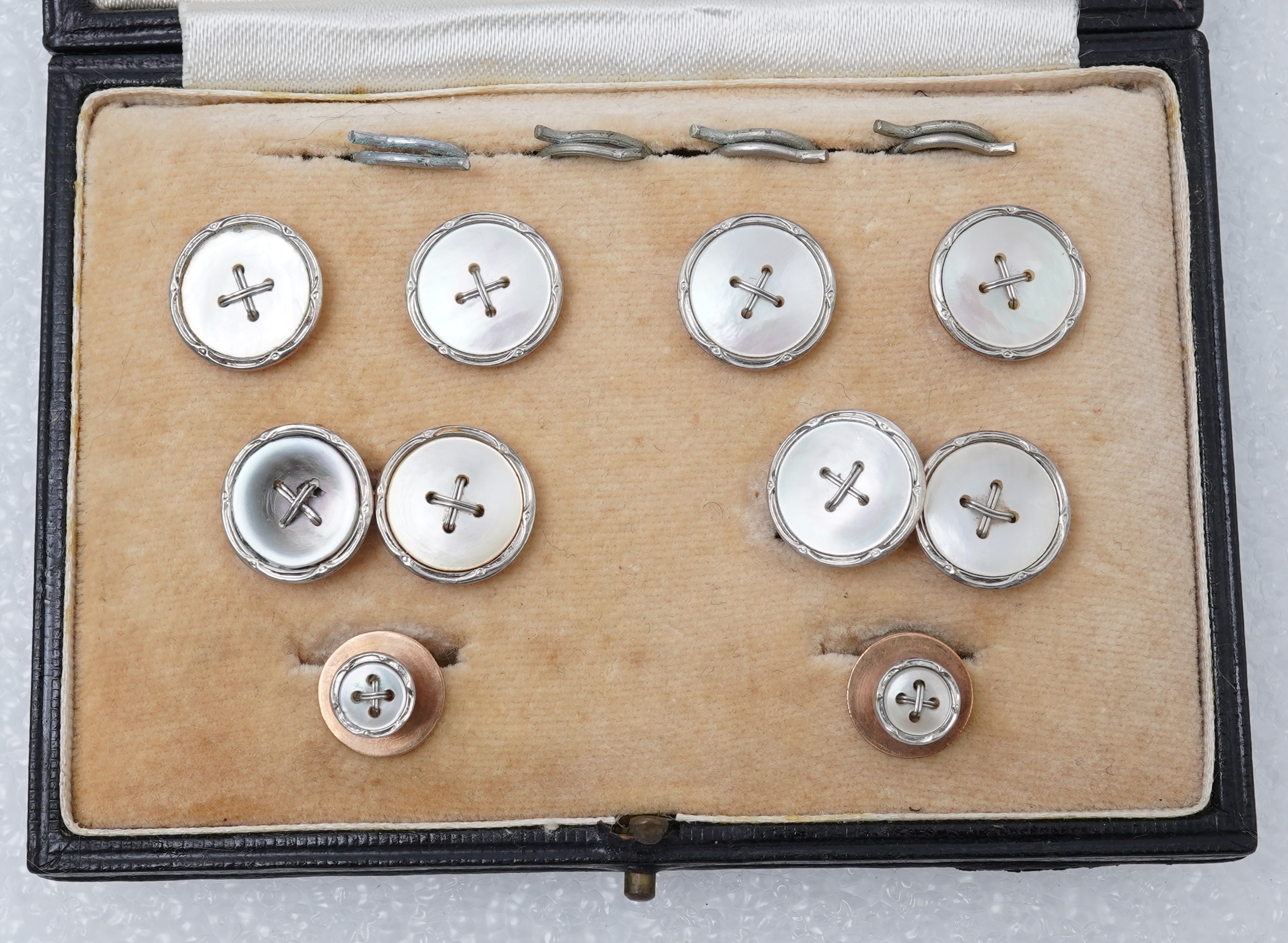 A set of 9ct gentleman's dress set cufflinks and button, retailed by Tessier